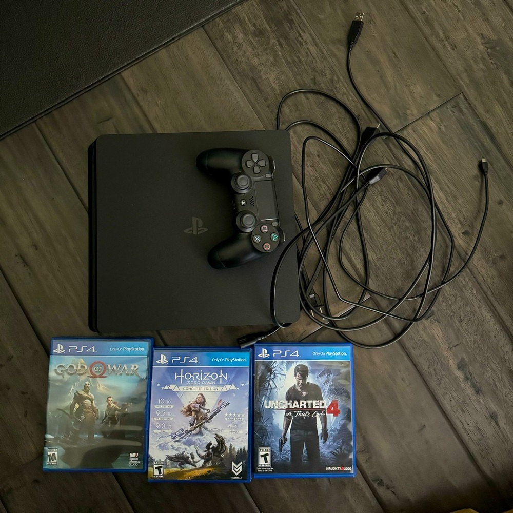 PS4 W/ 3 DISC BUNDLE ✨USED IN GREAT CONDITION✨